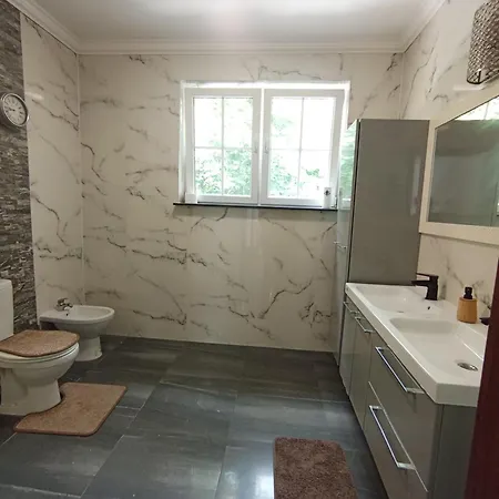 Varzob Ll ゲストハウス ワルシャワ